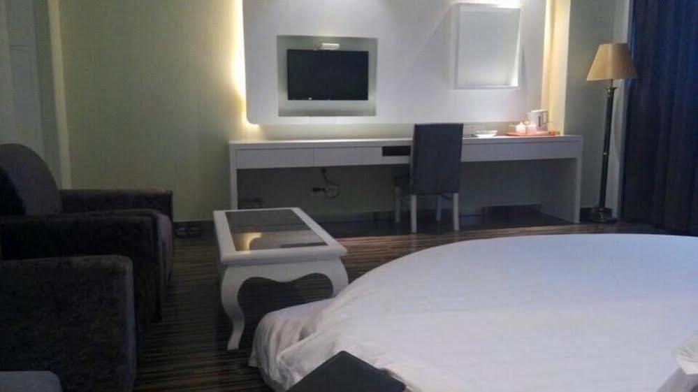 New Zhongxun Business Hotel Yueyang Exterior foto